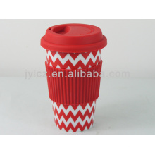 Tasse en céramique de mur simple de 400cc avec la couverture de silicone et la douille en silicone